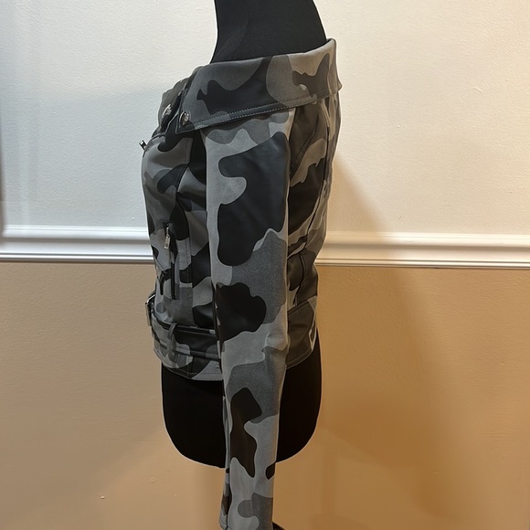 Denim 4 Us camouflage Gray/black off the shoulder jacket. Size small - Picture 3 of 5